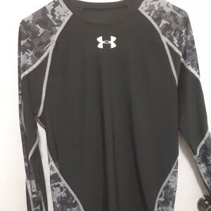 Men's Under Armour long sleeve silky pullover shirt XL slim fitting more like L
